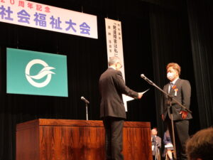 表彰式の様子
代表表彰者　柳井ひまわり園 生活支援員 加藤 正貴（かとう まさたか）さん